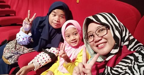 Nobar sama mbak nisa. Yang kadang lebih sabar dari mama ina, hahaha. Yang sayang banget sama si ucul. Alhamdulillah. 💙..Bulan Ramadhan, lalu Idul Fitri biasanya memasuki waktu galau si mbak balik apa ngga. Sabar ya buibuuu.. 😂💪..#clozetteid #clozettehijab #clozettedaily #starclozetter #selfie #wefie #nayandraalishalatief #OPPOF7 #qualitytime #moviedate #hijabkids