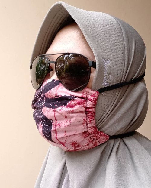#HijabOOTD ke JNE atau TIKI buat kirim paket. 😎🤪.Thank you mba @ditut buat tutorial masker kainnyaaa...#clozetteid #maskerkain #diy #hotd #dirumahaja #socialdistancing #socialmediamom #sunglasses #hijab