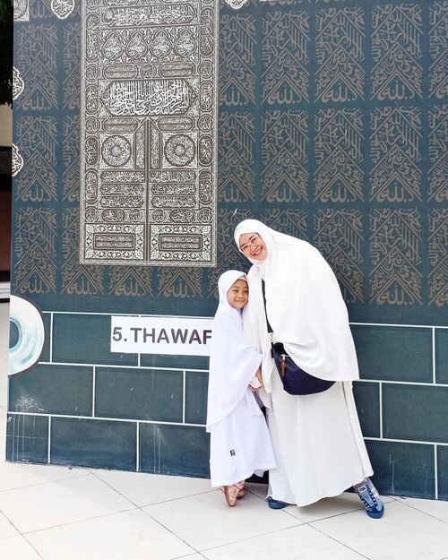 Salah satu alasan saya bela-belain menemani si ucul latihan manasik hari ini adalah selain karena memang ini momen penting buatnya, juga karena saya rindu Baitullah. 😭 Baru sampai, langsung mewek lihat miniaturnya. Mama ina lemaaah, hahaha. 😂..#Clozetteid #manasik #kindergarten #hajj #pilgrim #kidshijab #love #motherdaughter