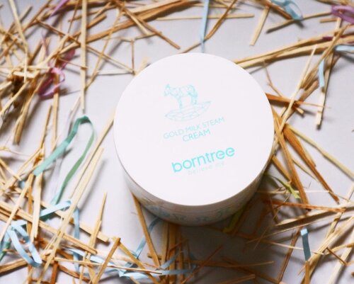 Borntree Gold Milk Steam Cream @borntree_korea is made of milk as the main ingredient  which are goat milk and donkey milk. 🥛 It also contains horse fat and shea butter that we know, they’re good for deep and long moisturizing effect on the skin. 
This product has such a big amount of product for a moisturizer which is 200g with creamy texture. Even though it’s creamy, but its easy to blend and feel lightweight on the skin.
It also has the smell of milk candy. every time I use it, I really want to lick it because it smells like that 😆

I’ve been using it for a couple of weeks, and I could say, this is really good for you, who have dry skin and want your moisturizer have long lasting moist effect. 💰Price : 242k
Where to buy? https://hicharis.net/elyayaa/ ( dirent link on my bio)
.
.
.
@hicharis_official @charis_celeb @borntree_polska 
#goldmilksteamcream #charisceleb #koreanskincare #kbeauty #abcommunity #skincareblogger #idskincarecommunity #ellskincaregame #hicharis #borntree #skincarereview #clozetteid #bloggerceriaid #instabeauty #asianskincare