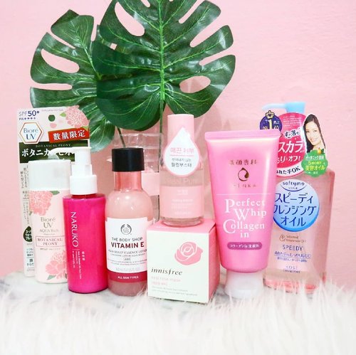 🌼 PINK THEME SKINCARE 🌼 
Bring my favorite color, pink into my daily skincare routine just because I can't resist the packaging 😁 There's some products that I haven't tried in this pic bcus all my skincare take turn. Finish one, then I can open one. How about yours? ☺
🌿 dets:
▫Kose Softymo Cleansing Oil Speedy
▫ Senka Perfect Whip in Collagen
▫ Innisfree Real Rose Mask
▫ Aritaum Real Pure Peeling Booster
▫ The Body Shop Vitmanin E Booster Lostion
▫ Naruko Rose & Botanic HA moisturizer
▫ Biore UV Rich Essence Botanical Peony
.
.
.
.
.
.
.
.
.
#ellskincare #abcommunity #potd #instabeauty #koreancosmetics #instabeauty #rasasianbeauty #koreanskincare #clozetteID #clozette #clozetter #dryskinfighter #kbeauty #japaneseskincare #skincareroutine #glowingskin #skincareaddict #beautyblogger