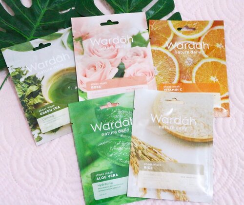 Ketika brand lokal ikutan punya sheet mask juga dan packagingnya secantik ini dong! ✨ Jujur ini cantik banget packaging sheetmask dari Wardah, ada lima varian juga yaitu; Rose, Aloe Vera, Green Tea, Rice dan Vitamin C. Setiap varian punya fungsi dan wangi yg berbeda. Sejujurnya wanginya agak strong tapi masih nyaman untuk dipakai._Di masker ini ada dua lapisan yang harus dilepas ketika mau dipakai. I’m not a fan of sheet mask like this, agak ribet ketika dipakai dan jadi punya sampah plastik berlebih selain bungkus dari si sheet mask. Cairan sheetmask lumayan banyak dan terasa ringan, tidak berat atau bikin terasa lengket di kulit. Setelah di pakai 15-30 menit di wajah, lumayan terasa bikin kulit lembab sampai besok paginya._Harga: Rp. 16.000Udah pernah coba belum sheet mask Wardah, what do you think?.........#ellskincaregame #skincareroutine #skincarebloggers #slaytheflatlay #wardah #sheetmask #lokalbrandindonesia #idskincarecommunity #theshonetinsiders #clozetteid #beautybloggers #instabeautyblog #abcommunity #asianskincare #skincarereviews #theshonet #glowing #skincarereview