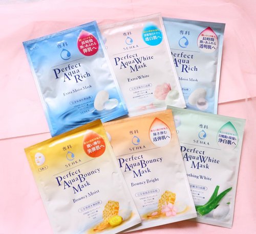 Senka is famous for their perfect whip facial foam, but their skincare ranges are various. One of them is sheet mask. They have 6 kinds of sheet mask which contain white cocoon and hyluronic acid. _ ✨short review:Senka sheet mask doesn’t have overwhelming scent that makes you dizzy, most of the sheet mask smell quite pleasant.  It has runny essence that absorb fast to the skin without leaving sticky or heavy feeling afterwards, instead it gives perfect feeling of hydration that’s make my skin bouncier, brighter and glowing. The size and the material of the sheet mask tissue is also in the proper proportion. _ ✨One thing for sure that I don’t really like, it has white film layer that you have to put off before putting the mask on your face. For the price it’s around Rp. 30.000 which is in opinion, it’s kinda expensive. You might find better option sheet mask with affordable price. But overall, I might repurchase this in the future as it gives joyful result 😊 .....#ellskincaregame #skincareroutine #skincarebloggers #slaytheflatlay #sheetmask #jbeauty #senka #senkasheetmask #japaneseskincare #idskincarecommunity #clozetteid #beautybloggers #instabeautyblog #abcommunity #asianskincare #skincarereviews #glowing #skincarereview