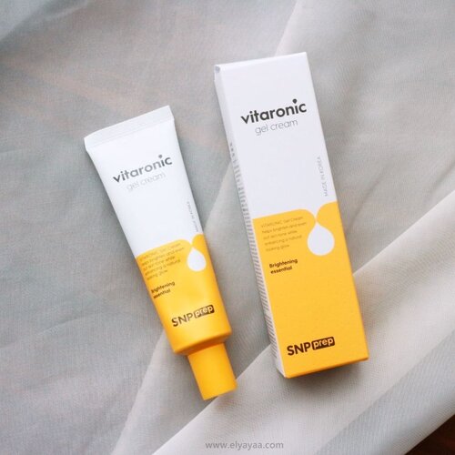 Sebentar lagi @snpofficial.id akan lauching produk baru yaitu SNP Prep Vitaronic Gel Cream yang fungsinya untuk mencerahkan kulit sekaligus melembapkan karena mengandung tiga layer Hyluronic Acid. SNP Prep Vitaronic adalah skincare line lanjutan dari SNP Prep Peptaronic dan Cicaronic yg sudah launching terlebih dahulu di Indonesia. Aku sendiri sudah pakai Gel Cream ini lebih dari dua minggu, dan so far suka banget sama hasilnya di kulit karena bikin cerah tapi ga bikin kulit jadi kering 🥰🥰 Oh iya, karena sebentar lagi produknya akan launching tepatnya pada tgl 16  Desember yg akan datang, sebelum cobain produk ini bisa kepoin langsung ya gimana hasilnya di kulitku untuk hasil before dan after pemakaian, full review sudah aku tulis www.elyayaa.com . Cek blog ku langsung ya biar ga penasaran lagi 😊😊#snp.....#ellskincaregame #skincareblogger #idskincarecommunity #clozetteid #skincarejunkie #skincareroutine #koreanskincare