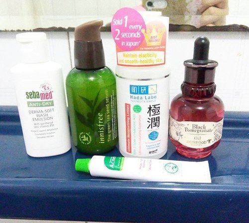 (Today pm #skincare) Having a sudden short trip to country side even just packing some clothes and put it on a small bag, I just grab everything I can see on my table 😳

#skincareroutine
#kbeauty #clozetteID #innisfree #hadalabo #skinfood #sebamed #bblogger