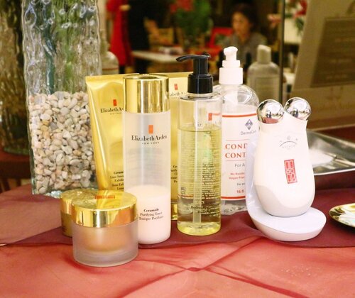 Hari ini aku cobain Oxyblast @beauteous_you dengan menggunakan produk-produk skincare dari Elizabeth Arden. Treatment ini cepat sekali, cuma 15 menit. Setelah itu kulit aku langsung glowing becek lembap 💦Suka banget muka bareface kalo glowing nya mantul banget 👌🏻 Oh iya treatment kaya gini baru bisa dirasakan di Elizabeth Arden booth yg ada di MKG, kelapa gading. Disana alatnya lebih lengkap. Kalo mau tau caranya gimana, kepoin aja ig nya @beauteous_you ...#elizabetharden #skincarejunkie #skincareblogger #beautybloggers #instabeautyblog #ellskincaregame #skincareroutine #skincarebloggers #slaytheflatlay #kbeauty #kbeautyskincare #idskincarecommunity #theshonetinsiders #clozetteid #beautybloggers #instabeautyblog #abcommunity #asianskincare #skincarereviews #antiaging #theshonet #koreanbeauty