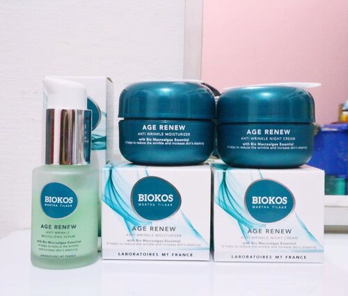 Biokos sekarang punya skincare line yang cocok untuk kulit normal cenderung kering dan bisa dipakai untuk umur 20an sampai 40an lho! 
_ ✨ Biokos Age Renew 
memiliki kandungan Macro Algae Essential dengan Stem Cell yang berfungsi sbgai  Antioxidant, memberikaan efek hydrasi yang dapat mengunci kelembapan kulit dan menagndung Peptide sebagai Natural Skin Collagen Booster.
_ ✨ Review:
Setelah 3 minggu memakai 3 rangkaian produk Biokos Age Renew, aku bisa merasakan kulitku lebih halus, lembap dan kenyal. 🍏Biokos Age Renew Revitalizing Serum memiliki texture runny yang seperti lotion dan gel, memilki wangi apel yang segar tetapi agak strong. Dipakai sedikit saja sudah terasa lembapnya dikulit namun meresap dengan cepat 🍏 Biokos Age Renew Anti Wrinkle Moisturizer memiliki texture yang creamy dan memiliki warna cream yg putih. Tidak mengandung spf dan jika dipakai di kulit wajah akan memberikan efek cerah sehingga cocok dipakai sebagai base makeup. Creamnya terasa ringan dan tidak berat di kulit wajah 🍏 Biokos Age Renew Anti Wrinkle Night Cream dibandingan dengan moisturizernya, untuk night cream memiliki texture seperti gel cream tetapi lebih lembap di kulit. Wanginya juga mirip sama si serum. Cukup di pakai sedikit saja sudah bisa kasih kelembapan untuk kulit sepanjang malam. 
@idskincarecommunity @biokos_mt .
.
.
.
#ISCxBiokos #ISCCollab #BiokosMT #Biokos #idskincarecommunity #abcommunity #skincareblogger #ellskincaregame #hicharis #glowberry #skincarereview #clozetteid #bloggerceriaid #instabeauty #asianskincare #skincarebloggers