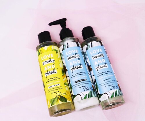 🌸 Love Beauty and Planet adalah brand perawatan tubuh yg berasal dari Thailand. Ga bisa di pungkiri aku akhirnya cobain beberapa produknya karena packagingnya lucu banget dan punya satu line perawatan tubuh dan rambut, jadi kalo punya seragam ya gemes aja gitu 😬 
_

Selain punya packaging lucu brand ini konsepnya beauty yg sayang sama bumi. Sudah vegan certified, kemasan daur ulang dan ingredients yg lingkungan friendly. The concept is quite good tho, for the price agak mahal sedikit buatku tapi ya relatif sih kalo masalah harga. Wanginya enak-enak juga, tapi sayangnya wangi yg aku suka bukan diantara produk yg ada di foto ini.

_
Review :
🌸 Shampo volume and bounty: Jujur ini wanginya di rambut oke, tapi ternyata aku ga cocok. Bikin rambut malah rontok parah, dan kurang melembabkan jadi rambutku kusut dan agak ngembang juga. Not for me.
_
🌸 Luscious hydration body lot ion: Not a fan of the smell. Aku pusing sama bau yg mirip vanilla atau kelapa begini. Untuk dipakai sebagai body lotion pagi terlalu lembap dan takes time buat meresap, jd lebih enak di pakai di malam hari sebelum tidur untuk deep hydration ke kulit.
_
🌸 Tripical fresh body wash: wanginya kaya bunga kenanga 😬 kalau di tidak pakai shower puff susah banget berbusanya. Ga terlalu terasa lembap di kulit. .
.
.
.
.
.
.
.
#ellskincaregame #skincareroutine #skincarebloggers #slaytheflatlay #clozetteid #lovebeautyandplanet #bodycare #idskincarecommunity #theshonetinsiders #clozetteid #beautybloggers #instabeautyblog #abcommunity #asianskincare #skincarereviews #theshonet #glowing #skincarereview