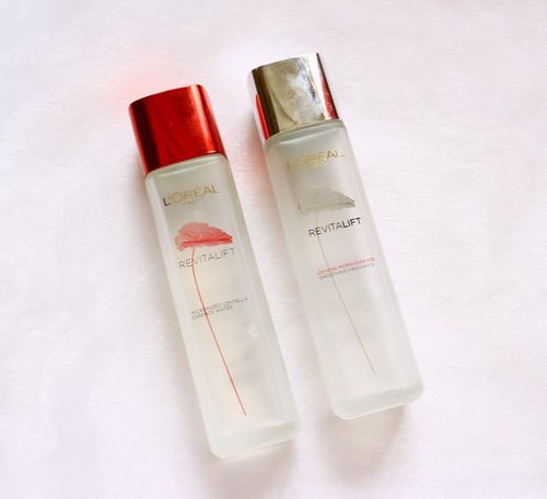 ✨L’OREAL REVITALIFT MICRONIZED CENTELLA WATER ESSENCE VS CRYSTAL MICRO-ESSENCE ( red cap bottle VS silver cap bottle)which one better?To be honest, both of products works wonderful but it depends on your skin type. _🖤 Silver cap can be used for any type of skin and it has watery consistency which is good for layering as it can absorb to the skin quite fast._ ❤️ Red cap has watery but in thicker consistency, compared to Silver cap, this one takes longer to absorb to the skin. If you have dry skin, this one give more hydration. But both products have the same actives such as Centela Asiatica, Salicylic Acid, Adenosin, and Madecassoside. _ ✨ In my opinion, after trying both of L’oreal Revitalift. I prefer the silver one because my combination skin type feel more comfortable to take lighter consistency essence. I could see the result on my skin like smoother and brighter skin and my acnes was decreasing. However, I could admit that the Red cap bottle gives more hydration and it’s better to make the skin plumpier and bouncier without you need to use of the product a lot. But in the term of healing acnes, it doesn’t really shown up so far. Dry skin might this one better than the silver one.......#ellskincaregame #skincareroutine #skincarebloggers #clozetteid #loreal #unlockyourcrystalskin #idskincarecommunity #clozetteid #beautybloggers #instabeautyblog #abcommunity #asianskincare #skincarereviews #theshonet #glowing #skincarereview #skincarejunkie