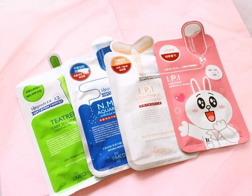 If I could choose one my favorite Korean sheet mask brand, it would definitely goes to Mediheal. I’ve known this brand since several years ago and my favorite option will be IPI Lightmax Ampoule Mask. Everytime I use this mask, it will make my skin look healthier and smoother. In the next morning, my skin looks so healthy and glowing ✨ It has such great proportion for the ampoule and hydration feel afterwards. It also does’t feel sticky at all._✨ My second fav will be NMF Aquaring Ampoule mask. This is such calming, shooting and hydrating mask that I need when my skin is dry._For the tea tree, I heard that’s also good, but I’m going to try it soon when I have time 😬 In fact, Mediheal has more than 10 sheet mask options that I don’t know and I haven’t tried too🤷‍♀️ So, how about your fav sheet mask?....#ellskincaregame #skincareroutine #skincarebloggers #slaytheflatlay #wardah #sheetmask #kbeauty #mediheal #koreanskincare #idskincarecommunity #clozetteid #beautybloggers #instabeautyblog #abcommunity #asianskincare #skincarereviews #glowing #skincarereview