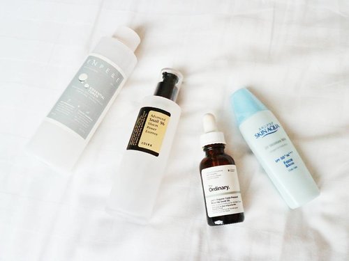 This is what my morning skincare look like for this past two months, I decided to cut down cleansing part, so I'm no longer using any facial foam in the morning. I like to use toner stright away or clean my face with water first and go for toner. That way my skin is less drier 😊
What I like to have in the morning:
✨ toner: switching between #hadalabo gokyujun mosturizing lotion or #enpelle esentiall toner
✨ #essence : #cosrx snail essence
✨ #facialoil : #theordinary organic cold-press roseship seed oil
✨ #sunscreen : #skinaqua UV moisturizing milk SPF 50pa ++
.
.
.
.
#ellskincare #abcommunity #potd #instabeauty #koreancosmetics #rasasianbeauty #bblogger #koreanskincare #clozetteID #kbeauty #skincare #skincareroutine #glowingskin #skincareaddict #flatlays #slaytheflatlays