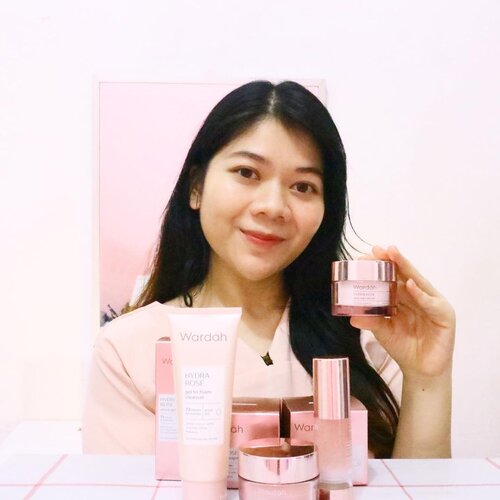 Tahun ini kondisi kulit breakout mulu sampe capek sampai akhirnya aku putusin buat fokus dulu benerin kulit dengan hal yang basic banget yaitu hidrasi! Aku memilih skincare yang ringan digunakan namun dapat menghidrasi dan melembabkan kukit dengan baik seperti @wardahbeauty Wardah Hydra Rose Dewy Aqua Gel yang mengandung Avalanche Rose Oil 🌹 dan juga mengandung Active Hydrating yang mampu mempertahabkan hidrasi dan kelembapan kulit selama 72 hours ✨ hasilnya kulit lebih lembap, kenyal dan jerawar pun mulai berkurang karena skin barrier semakin kuat. Untuk review lengkapnya bisa baca di www.elyayaa.com ya 😉...@clozetteid#WardahRiseWithRose #WardahHydraRose #Clozetteid #wardahxclozetteidreview #ellskincaregame #skincareblogger #skincareaddict #idskincarecommunity #glowingskincaretips