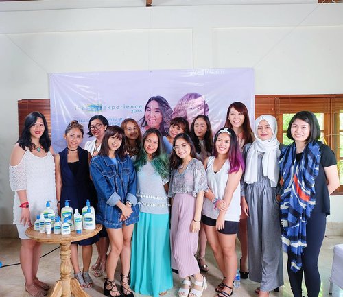 Bersama #cetaphilladies Indonesia. Terima kasih banyak @cetaphil_id untuk 4 hari trip workshop #cetaphilexperience 2016 yang sangat menyenangkan. Selain dapet pengalaman dan ilmu baru, aku juga bisa punya temen baru 😊. Bakal kangen suadasa di villa 😍😍.
#KulitSehatCetaphil
#CetaphilSkinConfidence 
#CetaphilID 
#CetaphilSkinExperts #clozetteid #clozetteambassador #blog #blogger #beautyblogger #Cetaphil #indonesianbeautyblogger #femaleblogger #ootd #hijab #ootdhijab