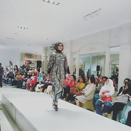 Di atas catwalk @danarhadi_id. Koleksi batik terbaru dari Danar Hadi Batik untuk menyambut Idul Fitri 😊. Thank you @nandieto buat fotonya walaupun kaki nya agak ngeblur.hehehe#danarhadifashionshow #danarhadibandung #danarhadi #batik #indonesia #clozetteid #clozetteambasaador #instalike #like4like #catwalk #modelmuslimah