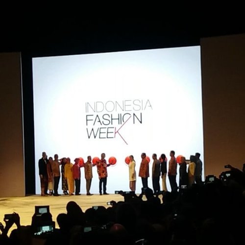 Opening Ceremony Indonesia Fashion Week 2016. #clozetteid #clozetteambassador #IFW #IFW2016 #Indonesiafashionweek #instalike #fashion #openingceremony #blogger #bloggers #beautyblogger #fashionblogger