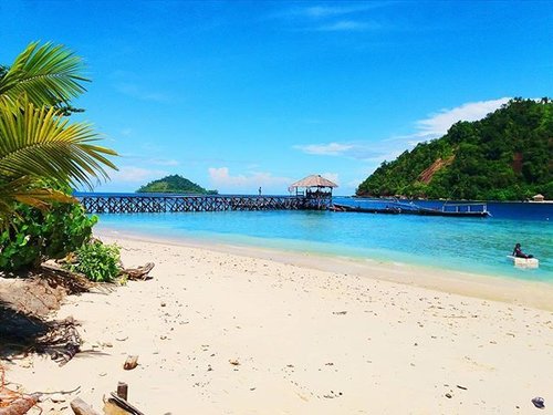 Sepi.. tenang.. pantai.. biru.. adalah satu perpaduan yang cocok 🐟⛵🌊.
Lokasi : Suwarnadwipa Beach Club Resort, Kawasan Mandeh, Sumatra Barat.
#clozetteid #clozetteambasaador #nonahikaru #exploreminang #exploresumbar #explorepulaumandeh #travelblogger #travelling #travel #blogger #instagram #instalike #vsco #vscocamera #vsconature #exploreindonesia #instatravel #rancakbana #sumbar_rancak #vscocamgram #vscolike #travellife #travelgram #travel #traveler #yicam #yicamera #xiaomiyi #xiaomiyi_id #hijabtraveller #suwarnadwipa