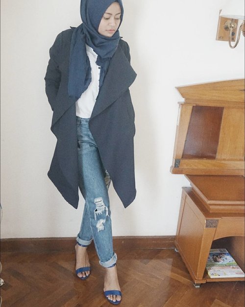 My outfit of the day. Yes.. I like blue. 😊#clozetteid #clozetteambassador #instalike #blue #ootd #jeans #gaudi #zara #payless #hijab #hijabstyle #casual