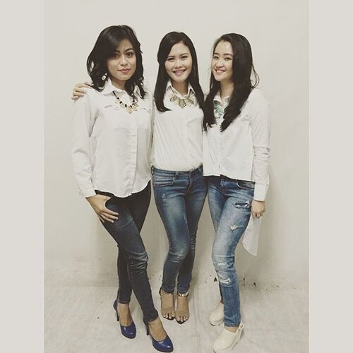 With @findaaa @eq1466 😉😍😘.
#ootd #clozetteID #clozetteambassador #friends #apoteker #apotekerup #apothecary #farmasi #pharmacy
