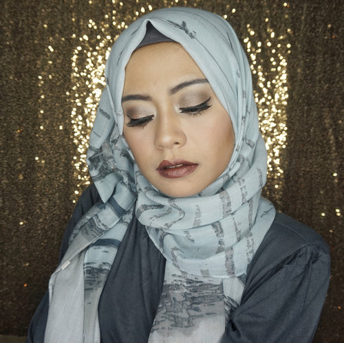 @lagirlindonesia Metal Liquid Lipstick shade Lavish 💋. Happy Monday ❤️!-#lagirlcosmetics #lagirl #makeup #hijab #dailymakeup #blogger #blog #beautyblogger #instalike #like4like #makeuphijab #metallipstick #clozetteid #clozetteambassador #fdbloggers #fdbeauty #influencer #makeupaddict #lipstick #eyeshadow #contour #blush #eyebrows
