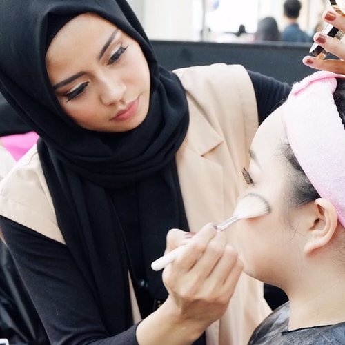 Beauty class with @lagirlindonesia 💄💋.
-
#lagirlcosmetics #nonahikaru #clozetteID #clozetteambassador #instalike #blog #beautyblogger #beauty #makeup #hijab #naturalmakeup #beautyclass #FDBeauty #makeupaddict #like4like