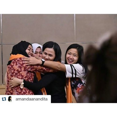 Best moment of #garnieracademy. Makasih @amandaanandita dan @meylisop untuk pelukan hangatnya. Tangisan terakhir yang membuat aku bisa hidup kembali dari keterpurukan dan kembali bersemangat menjalani hidup yang begitu indah ini 😘😘😘 #project1week #1weektoshine #hijab #friends #clozetteID #clozetteambassador #jadiyangterdepan