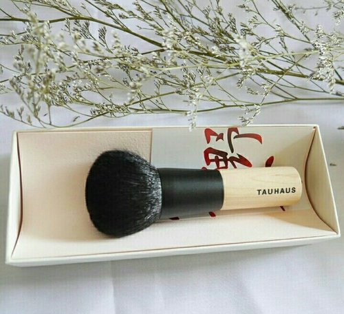 I’ll be honest, this is by far the softest brush I own! 😍
My Hiroshima Japan's gift, kumano-fude powder brush.😍
This powder brush is very very soft. You know its best quality when you touch it. This fine goat hair can hold much powder too!
Soft banget dan bisa nahan banyak bedak. Lihat aja buktinya di foto 👆 (swipe for more).
They said, the tips of the natural hair are never cut-off, enabling smooth application of powder of your skin, without tingly feeling.
And yes, this Kumanofude uses only high quality hair. 😘
Kumano craftsmen and women work according to a very specific technique to retain only the best hairs and to exclude those which don’t have the quality required to make good brushes (cross, curved, damaged hairs or which have lost their tip). The secret of these brushes’ softness lies in thehair’s tip. It’s the “used” part of the hair, which is thinner but also softer to the touch.
For further review, read my blog post about it at:
http://leonisecret.com/review-powder-brush-paling-soft/
😉