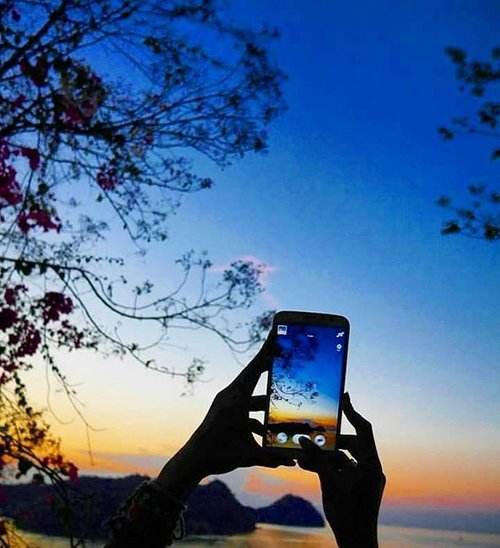 #BestofIndonesia
Captureception, photoception.
Breathtaking Labuan Bajo sunset-twilight 🌇 view 😍 😍 😍 #pesonaIndonesia
#saptanusantara 
#sunset #twilight #view #LabuanBajo #Flores #NTT #Indonesia #wonderfulIndonesia #Travel #traveling #traveler #traveller #travelling #nature #naturelovers #tourism #beautiful #boat #trees #hill #photooftheday #sky #skyporn #clozetteID #clozetteambassador #melengkapiIndonesia