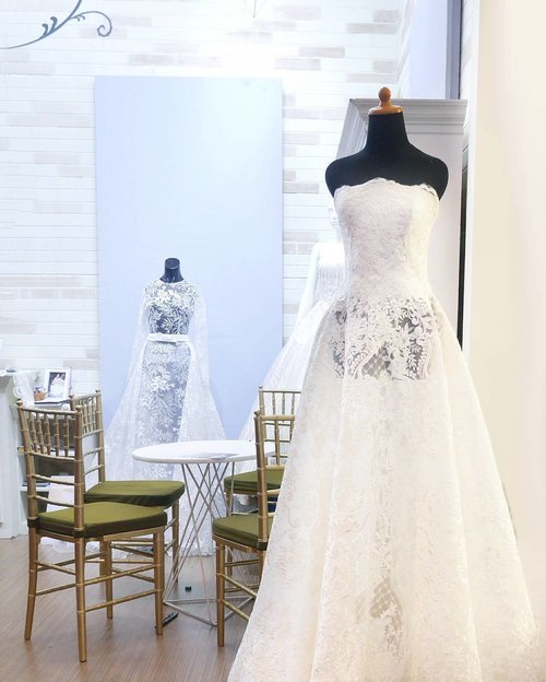 A wedding dress must reflect the personality and the style of the bride. Don't pay too much attention to the trend. Stay true to you.😉
#weddingdress #style #bride #personality #booth #decoration #dress #whitedress #lace #wall #fashion #lifestyle
#iiwf2017 #weddingfestival #art #clozetteid #clozetteambassador