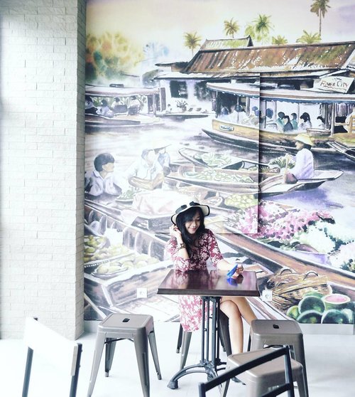 Life is a great big canvas, and you should throw all the paint on it you can.
You can see floating market painting on @pophotelbjm wall. This is not the only one paint about Banjarmasin you can find in this hotel. There are many of them. 
#POPBanjarmasin supports Banjarmasin tourism, so you can find paints and another clue about Banjarmasin tourism here.
Congratulation for the greenopening 🎊🎉🙌🙏
#hotel #smarthotel #opening #pophotels #greenopening #Banjarmasin #city #KalimantanSelatan #Borneo #paint #painting #wall #interiordesign #decoration #tourism #lifestyle #fashion #clozetteid #clozetteambassador
