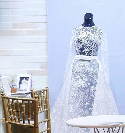 Actually I take a pic of the wedding dress in front of the booth, but I end up cropping on this decoration view with a dress behind the first one. 😛😆
It's like finding your love 😉
#weddingdress #booth #decoration #interordesign #designinterior #dress #whitedress #lace #wall #fashion #lifestyle
#iiwf2017 #weddingfestival #art #clozetteid #clozetteambassador