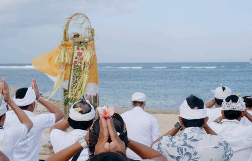 One God, One Nation. Satu Tuhan, Satu Indonesia.1. Ketuhanan Yang Maha Esa, 3. Persatuan Indonesia..Semoga masih selalu ada :).Kebetulan pas nonton fun beach games @sanurfestival di sebelahnya ada sembahyangan. Jadi motret dua-duanya 😬.Mungkin bisa belajar fokus beribadah & saling menghargai & chill dari mereka :).#sanur #bali #Indonesia #wonderfulIndonesia #PesonaIndonesia #Pancasila #BhinnekaTunggalIka #UnityinDiversity #clozetteid #God #religion #Hindu #pray #photooftheday #pictureoftheday