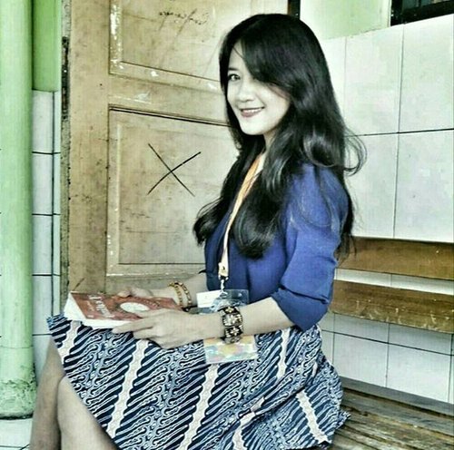 Me as a teacher 😁😁
#teacher #ootd
#ootdindo #batik #Indonesia #batikgarutan #skirt #batikskirt #blue #shirt #woman #bracelet #KelasInspirasi #KI5 #fashion #lifestyle #clozetteambassador #clozetteID @clozetteid