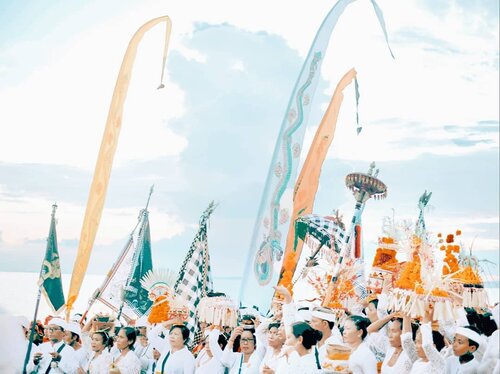 Happy birthday, Bali♥️
Terima kasih sudah menjadi rumah yang melahirkanku kemBali dan kemBali. 💞
.
#Bali #happybirthday #selamat #ulangtahun #melasti #beach #photooftheday #pictureoftheday #clozetteid #trip #pariwisata #tourism #wonderfulIndonesia #pesonaIndonesia