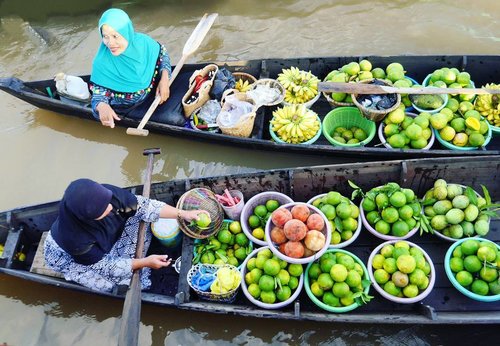 Finally got a chance to visit Lok Baintan Banjarmasin Floating Market! It is a privilege to witness this ancient trade in action.😍😍
They use traditional boats (klotok). This ‘floating’ market is held on Martapura river from 5am until 8 or 9am 😉
#Banjarmasin #SouthKalimantan 
Thank you @pophotels
@pophotelbjm 🤗
#LokBaintan #PasarTerapung #floatingmarket #Banjarmasin #Martapura #river #sungai #POPBanjarmasin #morning #Borneo #KalimantanSelatan #wonderfulIndonesia #pesonaIndonesia #fruit #fruitlovers #transportation #lifestyle #topibakul #nature #naturelovers #adventure #traveler #traveling #travel #clozetteid #clozetteambassador