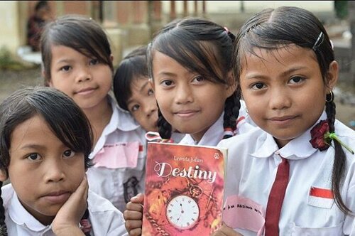 Happy National Book Day 🙌📚
Selamat Hari Buku Nasional 😍😍😍
Semoga anak-anak Indonesia mendapat banyak kesempatan/akses untuk membaca buku dan menghasilkan buku-buku baru 🙏
May Indonesian children get more access to read more books freely and chance to creato more books 🙏📚
Dan semoga gue ada kesempatan buat selesain novel berikutnya 😆
📷by @mijnme👍
#haribukunasional #haribuku #book #bookday #specialday #children #kids #novel #destinythenovel #mynovel #writer #reader #author #novelist #lifestyle #photooftheday #pictureoftheday #clozetteid #clozetteambassador