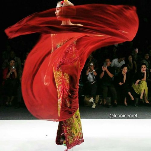 I'm.. feminine outside, androginy inside.I'm surrounded by my zest, great enthusiasm, energy, my intelligent, my passion~Gambang Semarang by Anne Avantie 😍 #JFW2016 #AnneAvantie #jakartafashionweek2016 #fashionweek #fashiondesigner #fashion #fashiondiaries #red #kebaya #kain #batik #jawa #java #Indonesia #traditional #clothes #lifestyle #ethnic #runway #catwalk #clozetteID #clozetteambassador @clozetteid