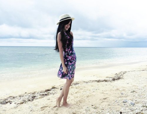 In the end of the day, your feet should be dirty, your hair messy, and your eyes sparkling☺
#beach #gili #lombok #travel #traveling #traveller #traveler #beachsand #feet #barefoot #lifestyle #nature #naturelovers #photooftheday #pictureoftheday #ootd #sotd #floraldress #hat #clozetteambassador #clozetteid