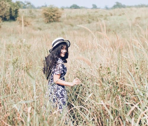 When I stopped annoying you, it means you lost me :)
.
📸 by @jerdoet 
Edit by me
#ilalang #grass #clozetteid #photography #girl #photooftheday