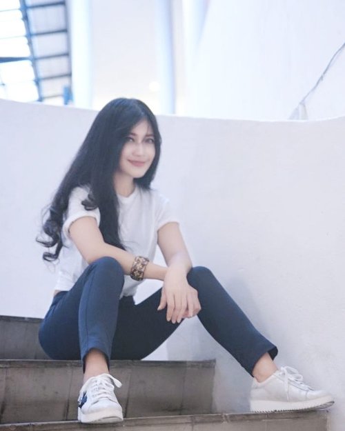 I like simplicity. There is beauty in it. Simplicity is the ultimate sophistication.👌
Actually...this pic describes my self much. 
Beauty in feminine & masculine. I'm so girly outside, and full of softness, but masculine inside.😎
My personality fits with my shoes! I love this sneakers by @redwineshoes 😍😍
Jadi sneaker ini pilihan gue di grand opening @redwineshoes Cibinong City Mall with @clozetteid Sabtu kmaren 😍😍😍
Sepatu ini ga terlalu boyish, ada ornamen bunganya, loh. Warnanya pun cewek, soft silver. 
Simple tapi keren!👍
Thank you 😘😘
Buruan yang deket Cibinong city mall ke sana, deh, banyak pilihan, banyak diskon!
#redwineshoes #clozetteid #clozetteidreview #RedWinexClozetteIDReview #shoes #beautiful #ootd #redandblack #ootd #sotd #minidress #blackdress #redshoes #photooftheday #pictureoftheday #launching #gramdlaunching #clozetteambassador #ootd #sotd #whitetshirt #bluewhite #streetstyle #shoesoftheday #sneaker #sneakers