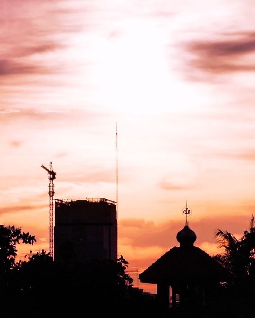 Di antara terang dan gelap, aku menemukan Tuhan. 😊 #JakartatodaySetinggi-tingginya manusia mencakar langit, akan selalu ada Yang Maha Kuasa di antaranya.Gelap di antara terang, terang di antara gelap.Tergantung sudut pandang. Tergantung persepsi.#Sunset #Jakarta #siluet #silhoute #tuhan #twilight #skyporn #masjid #mosque #pencakarlangit #skycrapper #skycrappers #God #life #photooftheday #pictureoftheday #clozetteid