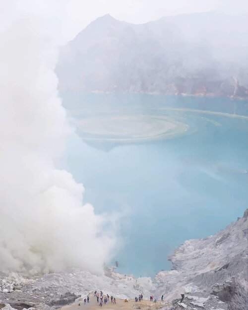 SMOKEY. Kamu merasa begitu kecilnya, dan dia..pusarannya begitu besarnya bagimu.  Dari jauh bisa menatapnya..adalah sebesar-besarnya yang nyata dari mimpimu. 
Hingga kabut pun bergumul dan dia menjadi sekadar sebuah bayang. 
Seakan-akan hanya menatap dari kejauhan pun terlarang!

The story of loving someone you cant have.
.
Benernya itu perasaan kmaren waktu ke Ijen, sempet gas & asapnya lagi banyak-banyaknya. Ada momen di mana saya sempat patah hati 💔 karena sampai puncak, eh asapnya nutupin danau banget, warna turquoise-nya sempat tak terlihat.
.
Langsung kebayang 'gila ke bromo dapet kabut, ke Ijen, udah jauh-jauh hiking, 2 hari blom tidur, naik kereta ekonomi 7 jam yang ga bisa selonjoran ga bisa tidur, dateng langsung naik gunung, masa kena kabut jugaa??? Apakah aku dihukum (drama)'🤣🤣🤣
Alhamdulillah ternyata kabutnya sebentar saja lalu clear, di postingan video sudah terlihat clear, kan?
.
Anw, sampai hari ini pahanya blom pulih njarem-njaremnya. Pulang dari Ijen, sempat tidur sejam 2 jam, tapi harus balik ke Surabaya naik bus 8 jam. Di dalam bus langsung dadakan beli tiket pesawat pagi, karena panggilan dari klien Jakarta. Bokap aja kaget lihat saya baru balik langsung terbang ke Jakarta. "Kamu ga capek?!"
Yaa gimana lagi😅
.
#ijen #ijentrip #ijencrater #kawahijen #pariwisata #banyuwangi #eastjava #jawatimur #pesonaIndonesia #wonderfulIndonesia #tourism #clozetteid #travel #traveler #traveling #mount #volcano #hiking #hiker #hike