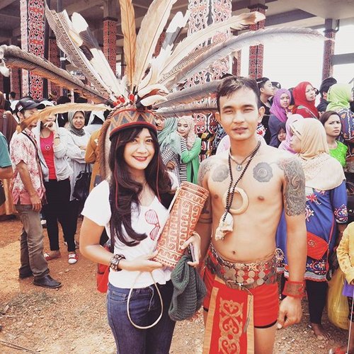 With the representative of Dayak 😊
Trust me, that hat is heavy!😁
2015 Khatulistiwa Carnival is the closing of the national celebration of the Indonesian Independence Day’s 70th anniversary. 
The Carnival marked Pontianak as the first city outside Jakarta to host a pinnacle event commemorating Indonesia's Independence Day.

The Equatorial Carnival comprised three events: land carnival, water carnival, and folk festivity.
#karnavalkhatulistiwa #WestKalimantan #westBorneo #WonderfulIndonesia #PesonaIndonesia #PesonaPontianak #Pontianak #carnival #traditionaldress #traditional #hat #festival #Indonesia #independencedayby #Indonesiaonly #tourism #travel #traveling #traveler #instagood #Borneo #Kalimantan #Pontianak #pesonaKhatulistiwa #faceoftheday #clozetteambassador #ClozetteID @clozetteID #photooftheday