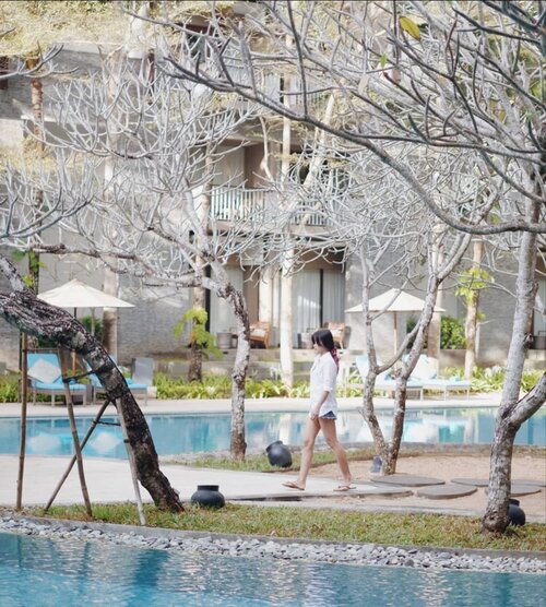 Kita sama-sama sedang jalan. Tapi tidak sedang jalan bareng.
.
One of my new fave hotel. Love the ambiance🖤
.
#hotel #resort #bali #nusadua #garden #swimmingpool #clozetteid #whiteshirt #shortjeans #vacation #holiday #photooftheday #pictureoftheday