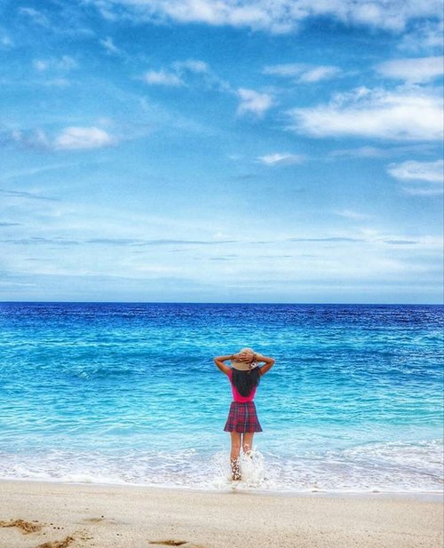 The waves of the sea help me get back to me 😚
@ Pal beach
#Sulawesi #palbeach #ExploreNorthSulawesi #Minahasa #Manado #Indonesia #PesonaIndonesia  #WonderfulIndonesia #travel #travelinstyle #traveller #traveling #tourism #waves #sea #instagood #whitesand #holiday #ootd #hat #tartanskirt #skirt #pink #clozetteambassador #clozetteID @clozetteID