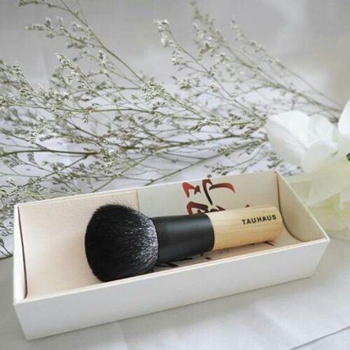 I love my Hiroshima Japan's gift 😍😍😍This powder brush is very very soft. You know its best quality when you touch it. This fine goat hair can hold much powder too!Soft banget dan bisa nahan banyak bedak. Lihat aja buktinya di foto 👆 (swipe for more).They said, the tips of the natural hair are never cut-off, enabling smooth application of powder of your skin, without tingly feeling.And yes, this Kumanofude uses only high quality hair. Banyak professional makeup artists yang pake powder brush ini. So, I'm one of the luckiest girl😍Thank you @tauhaus_kumanofude 😘#powderbrush #brush #kumanofude #gift #hiroshimajapan #japan #beauty #box #tauhaus #bestquality #makeup #beauty #present #fashion #lifestyle #photooftheday #pictureoftheday #clozetteid