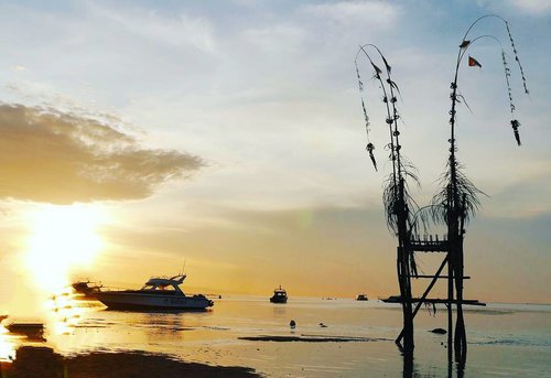 The perfect sunrise is sunrise in Bali and you 😚
The sunrise who brighten up my day💕
Good morning, you 😊
#sunrise #Bali #island #Sanur #Sanurbeach #Baliisland #naturelovers #penjor #sky #skyporn #morning #sea #beach #boat #silhouette #photogtaphy #photooftheday #clozetteid #travel #traveller #traveler #traveling #travelling #WonderfulIndonesia #pesonaIndonesia