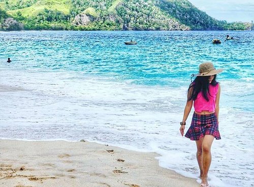 Don't make me turn away from your beauty 😳 
@ Pal beach
#Sulawesi #palbeach #ExploreNorthSulawesi #Minahasa #Manado #Indonesia #PesonaIndonesia  #WonderfulIndonesia #travel #travelinstyle #traveller #traveling #tourism #waves #sea #instagood #whitesand #holiday #ootd #hat #tartanskirt #skirt #pink #clozetteambassador #clozetteID @clozetteID #skyporn