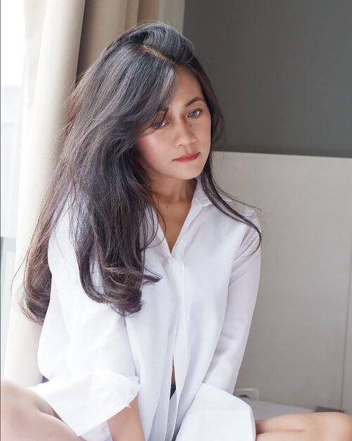 Me vs me. I'm a fan of natural light photography🖤.#photography #selfpotrait #woman #girl #potrait #whiteshirt #mood #clozetteid