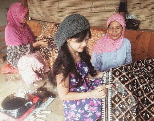 And..in Garut, West Java, I got a chance to do batik too! It's hand painted batik. I love batik 😍
So it's a great experience for me to visit Batik Garutan Rasya boutique in Garut. Put it on your travel itinerary! lots of bright colors and beautiful batik there😊
#ExploreWestJava
#wonderfulIndonesia 
It's Sido Mukti Batik theme.
Sidomukti comes from two words, namely ‘sido’ which means to be, and mukti means ‘prosperous’. So the meaning of the whole is the person who wears batik is expected to be prosperous or wealthy. Sidomukti motif so o#batik #kain #Garut #WestJava #PesonaIndonesia #experience #heritage #traditional #handmade #fashion #lifestyle #travelling #travel #traveller #travelinstyle #ootd #ootdindo #ootdshare #knithat #floraldress #clozetteID #clozetteambassador @ClozetteIDften encountered at weddings.