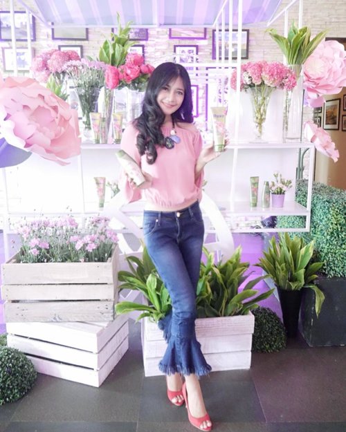 OOTD di event 🌸🌸🍃Rejoice Peony’s Fragrance Shampoo 🌸🌸🍃 the first perfume shampoo from @rejoice.id yang wanginya terinspirasi bunga peony dari Perancis😉Wanginya sepanjang hari😍My #Ootd Pink with a touch of green😉I think this is my first ootd after a long long time!😄😄 #RejoicePerfumeShampoo #RejoiceLook #ootd #sotd #fashion #outfit #jeans #denim #kickpants #sabrinatop #pinktop #necklace #clozetteid #lifestyle #shampo #hairoftheday #rejoice #shampoo #event
